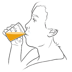 Mulher tomando suco de fruta em um copo.